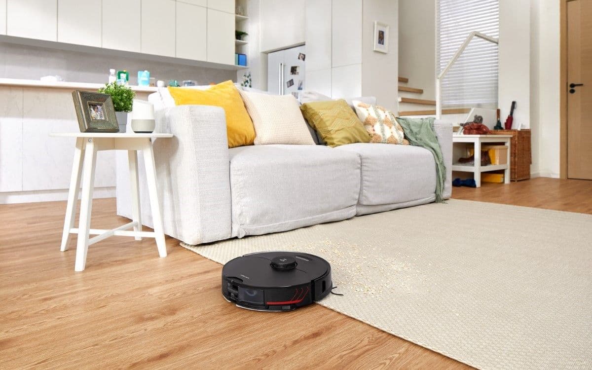 Roborock S7 MaxV που καθαρίζει ένα χαλί