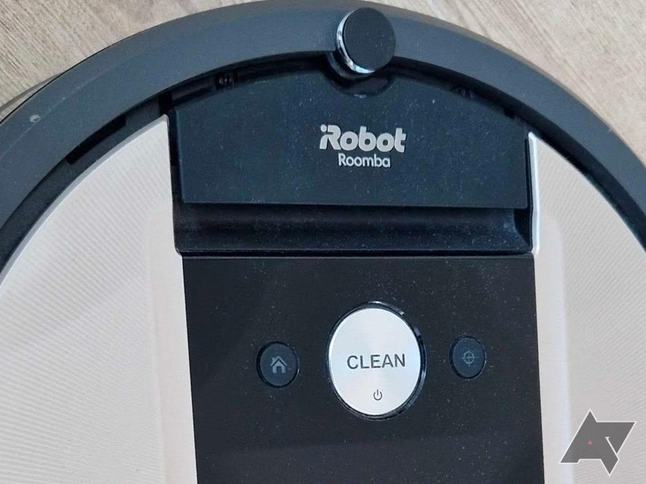 Κινηματογράφηση σε πρώτο πλάνο ενός κενού Roomba που δείχνει τα φυσικά του κουμπιά