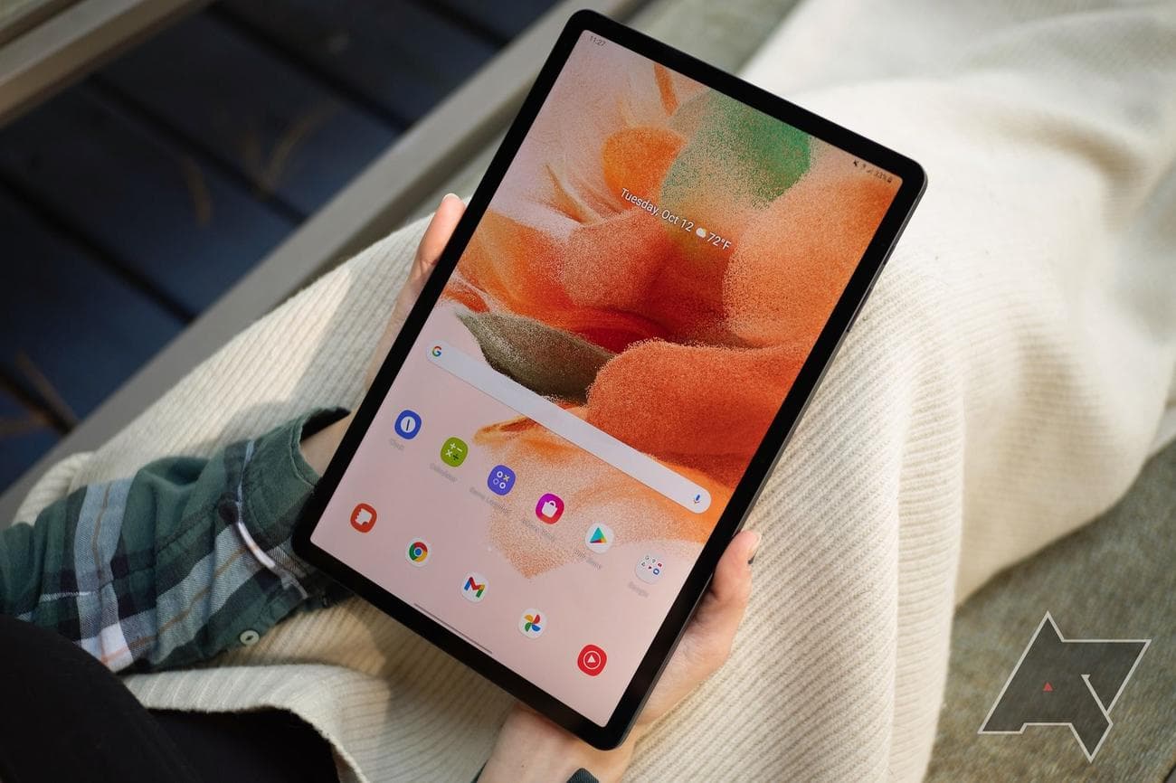 samsung galaxy tab s7 fe στο χέρι