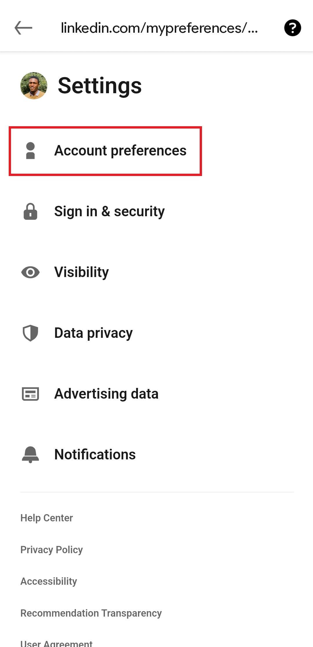 Ένα στιγμιότυπο οθόνης που επισημαίνει το κουμπί Προτιμήσεις λογαριασμού στην εφαρμογή LinkedIn για κινητά
