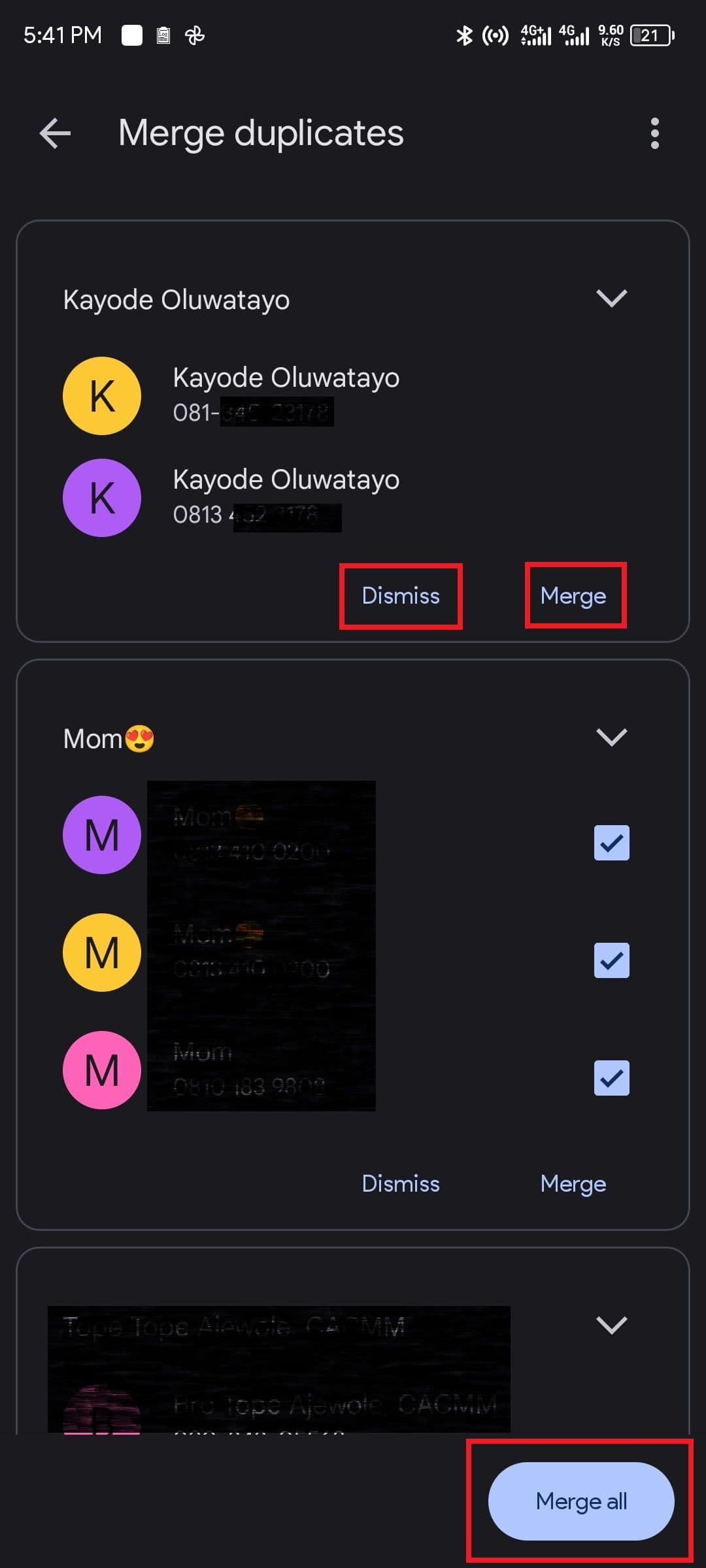 Ένα στιγμιότυπο που δείχνει πώς να συγχωνεύσετε διπλότυπα στις Επαφές Google