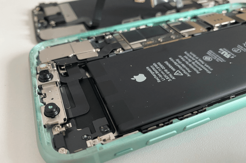 Όλα τα smartphones πρέπει να έχουν αφαιρούμενες μπαταρίες έως το 2027