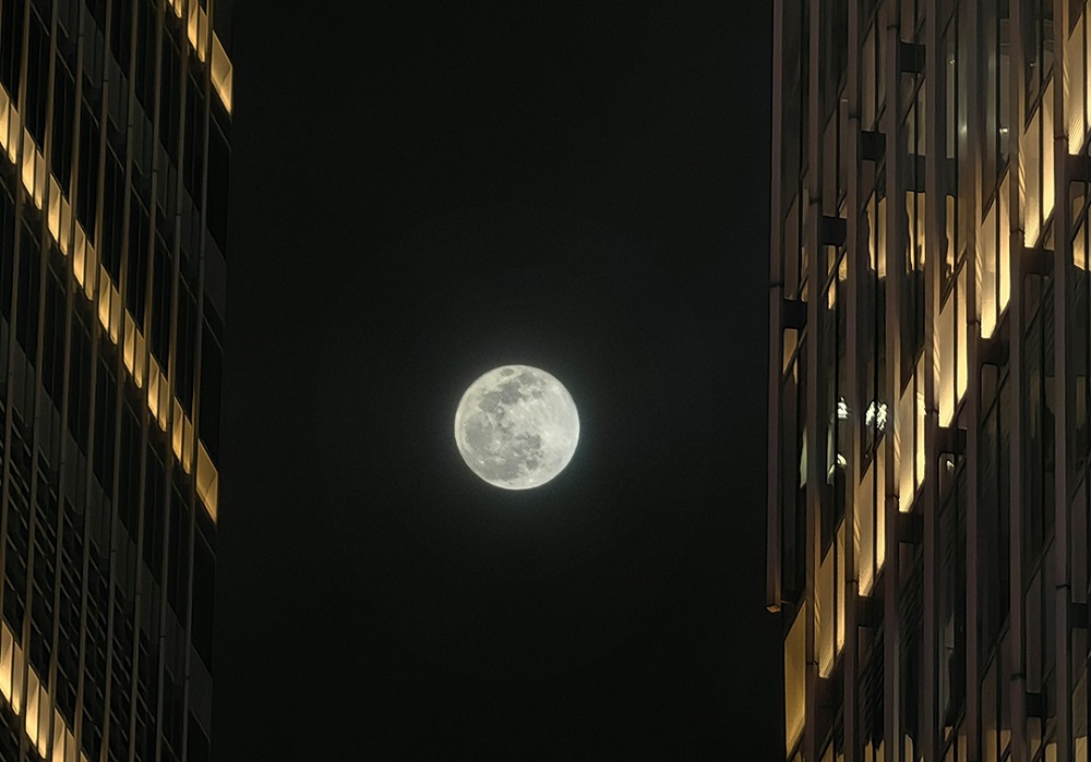 Απαθανατίστε την πανσέληνο του Αυγούστου με το HUAWEI P60 Pro