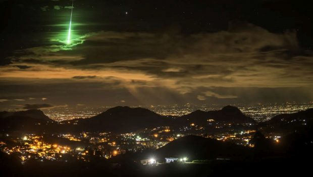 Αστροφυσικός του Χάρβαντ αναζητά συντρίμμια εξωγήινου σκάφους. Οι συνάδελφοί του εκνευρίζονται.