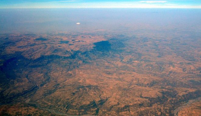 Γιγαντιαία στήλη καυτού βράχου σε σχήμα μανιταριού μπορεί να χωρίζει την Αφρική στα δύο