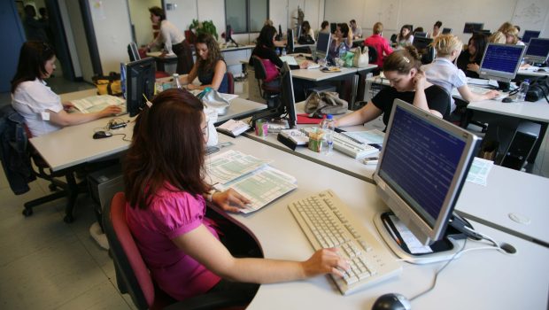 Δημόσιοι υπάλληλοι: Σε συνεργασία με τη Microsoft η κατάρτιση σε ψηφιακές δεξιότητες