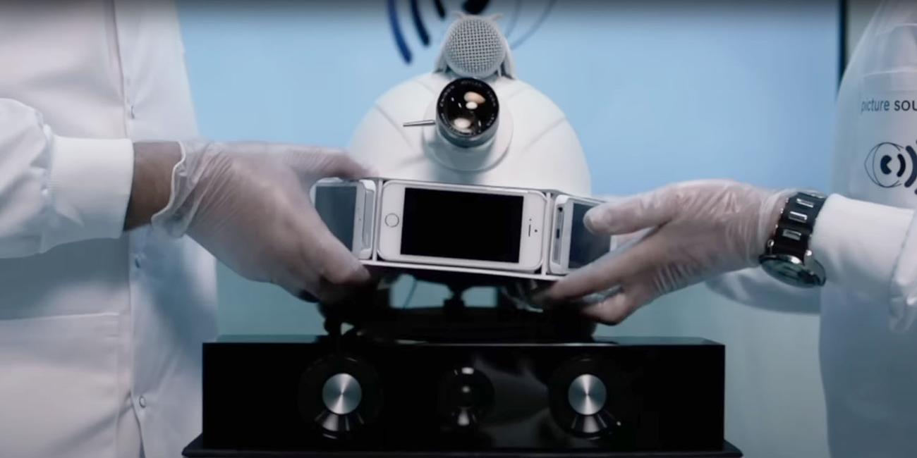 Διαφήμιση παρωδίας του Vision Pro με τον Stephen Fry έγινε banned από το Apple Music