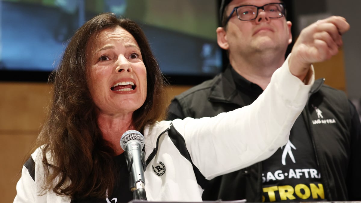 Η Fran Drescher προειδοποιεί για «αντικατάσταση ανθρώπων από μηχανές» στην ανακοίνωση απεργίας του SAG
