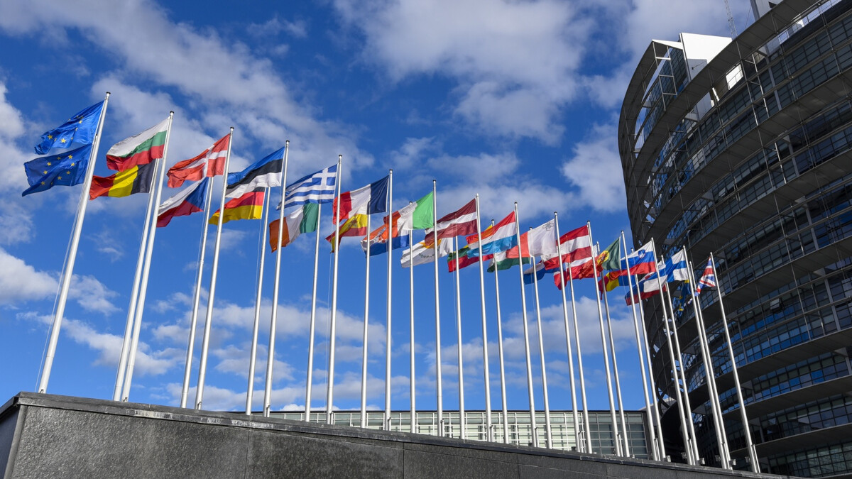 EU does it again! Apple might equip the iPhone with a replaceable battery by 2027