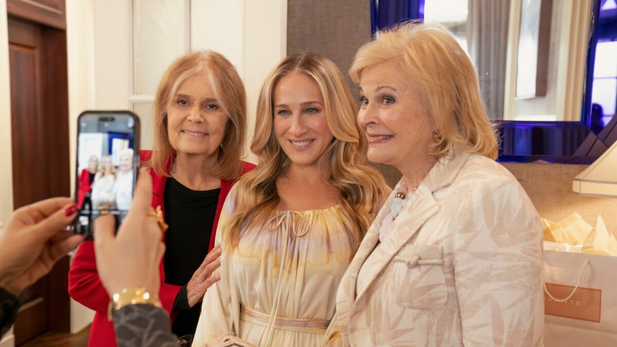 Και κάπως έτσι, η Gloria Steinem κάνει μια καμέα στο «Sex and the City»