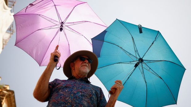 Καύσωνες: Μπορεί το ανθρώπινο σώμα να προσαρμοστεί στις υψηλές θερμοκρασίες; Τι λέει η επιστήμη