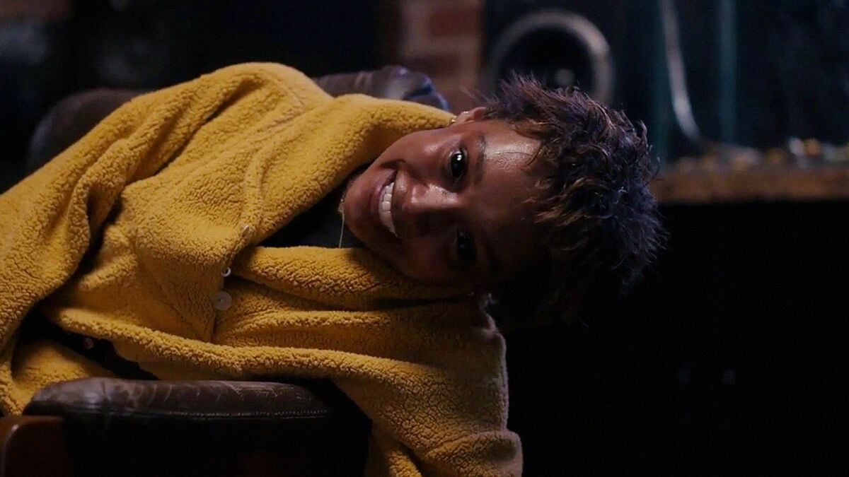 Κριτική "Talk to Me": Οι YouTubers του RackaRacka δημιουργούν φρέσκο ​​τρόμο με το ανατριχιαστικό παιχνίδι seance
