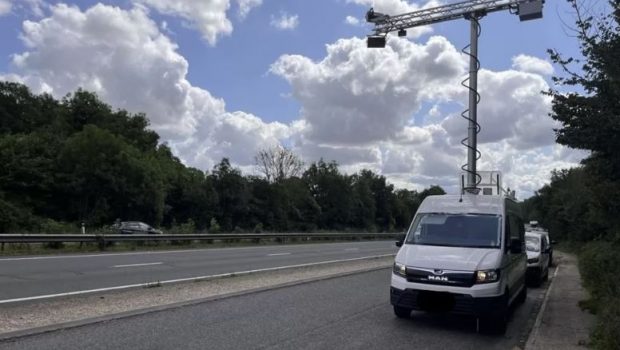 Κρυφές κάμερες ΑΙ άρχισαν να κόβουν κλήσεις στους βρετανούς οδηγούς