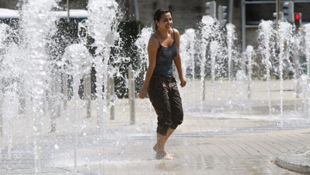 Μαθήματα αστικής επιβίωσης στους καύσωνες από τη «φλεγόμενη» Ισπανία