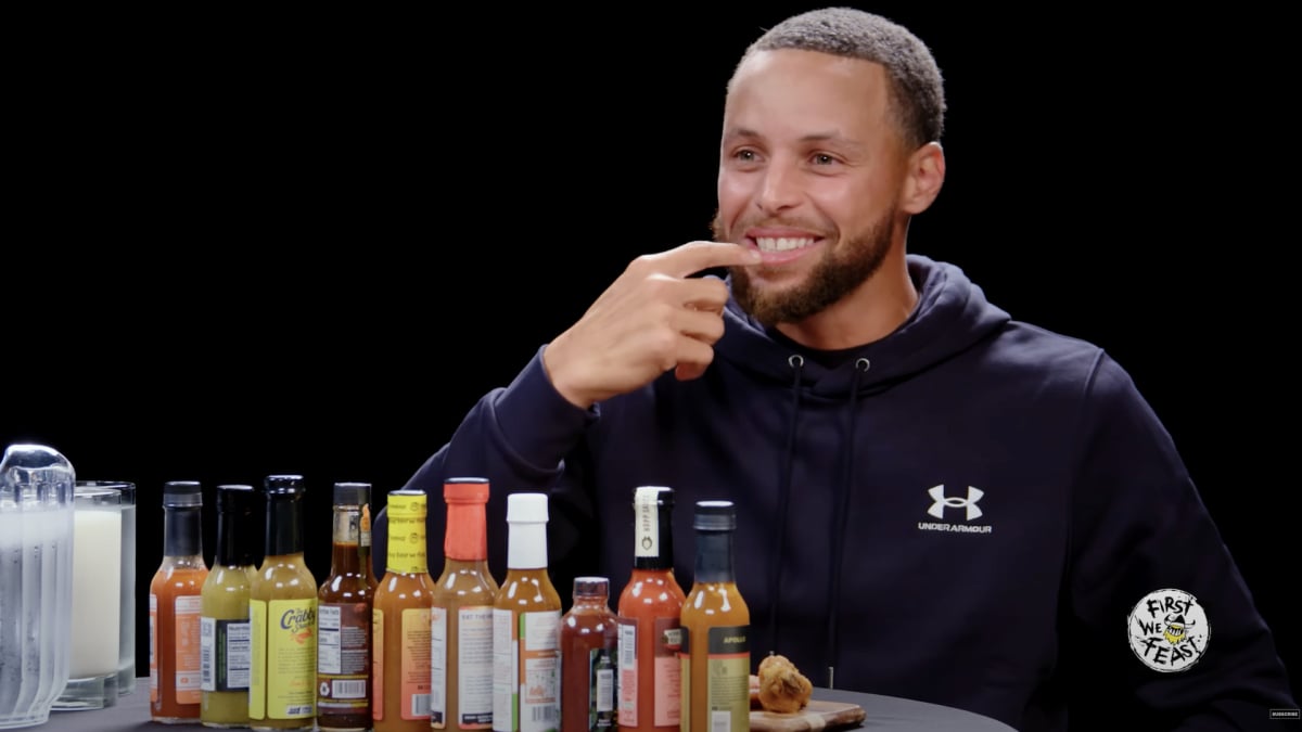 Ο Steph Curry αναπνέει από τον πόνο στο "Hot Ones"

