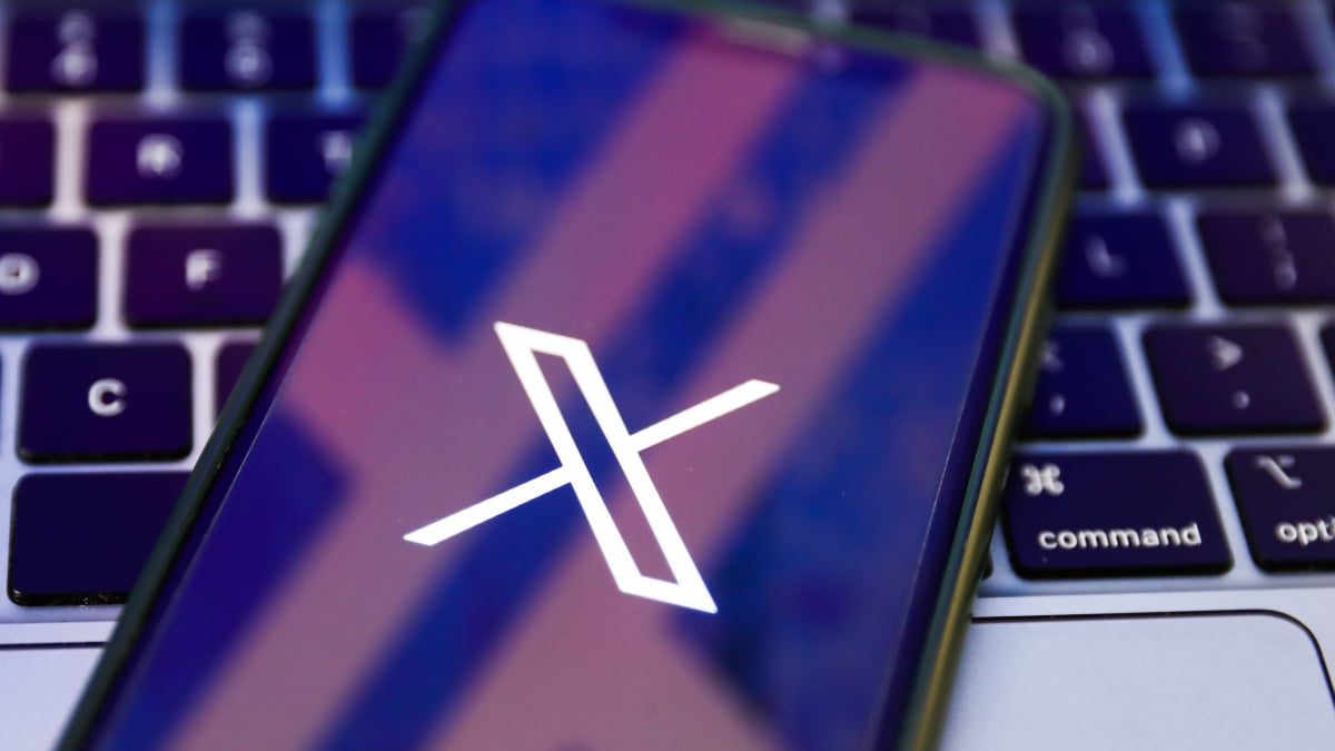 Ο Έλον Μασκ ανατρέπει το σχέδιο για να απαλλαγεί από το «light mode» στο Twitter
