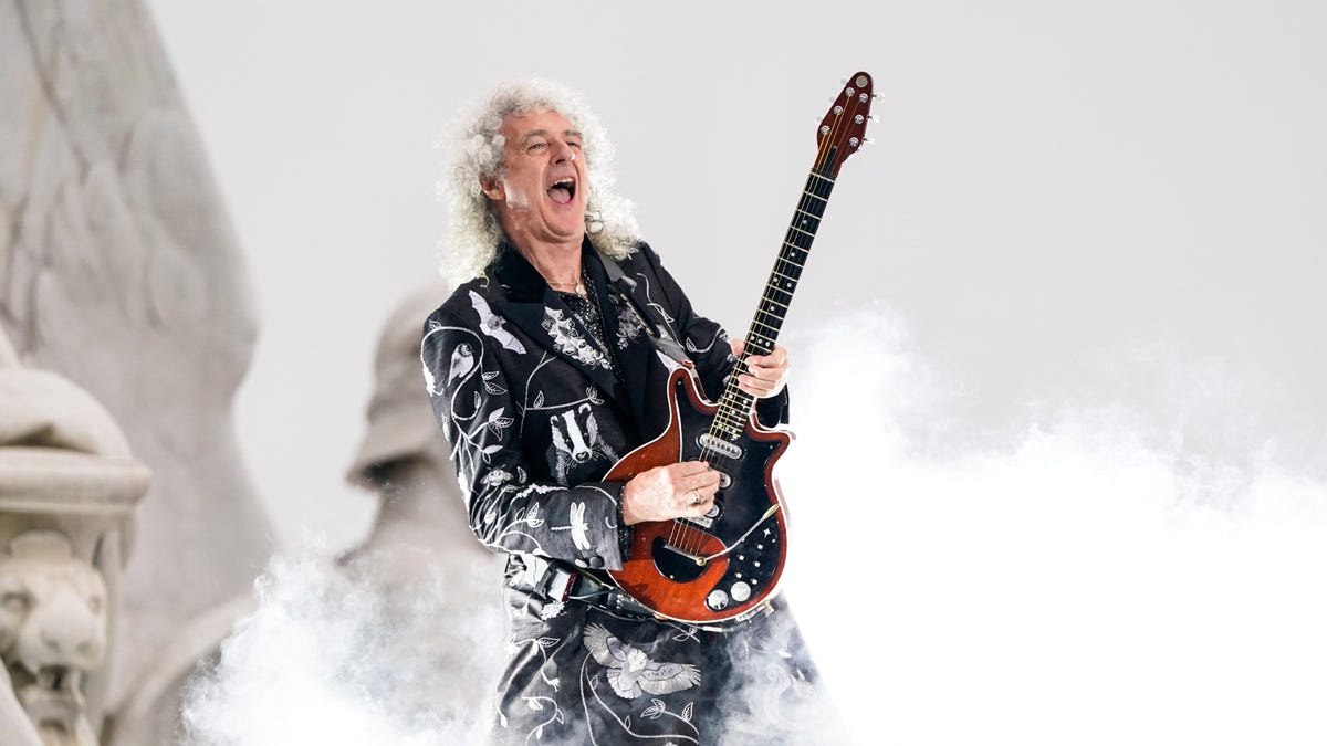 Ο κιθαρίστας των Queen Brian May στον συν-συγγραφέα Asteroid Atlas

