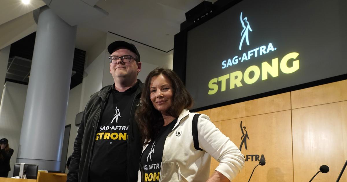 Οι εντυπωσιακοί ηθοποιοί λένε ότι τα στούντιο «πρόταση AI» θα τους ζητούσαν να πουλήσουν την ψηφιακή τους ομοιότητα μόνο με αμοιβή μιας ημέρας
