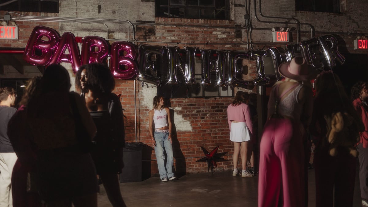 Οι σινεφίλ και οι θαυμαστές του πάρτι συναντιούνται σε ένα rave με θέμα το Barbenheimer
