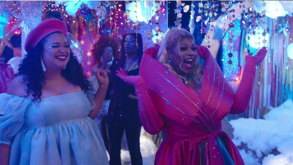 Οι συζητήσεις με μέντα έλξη, τρανσέλεια και τα κακά του καπιταλισμού 
