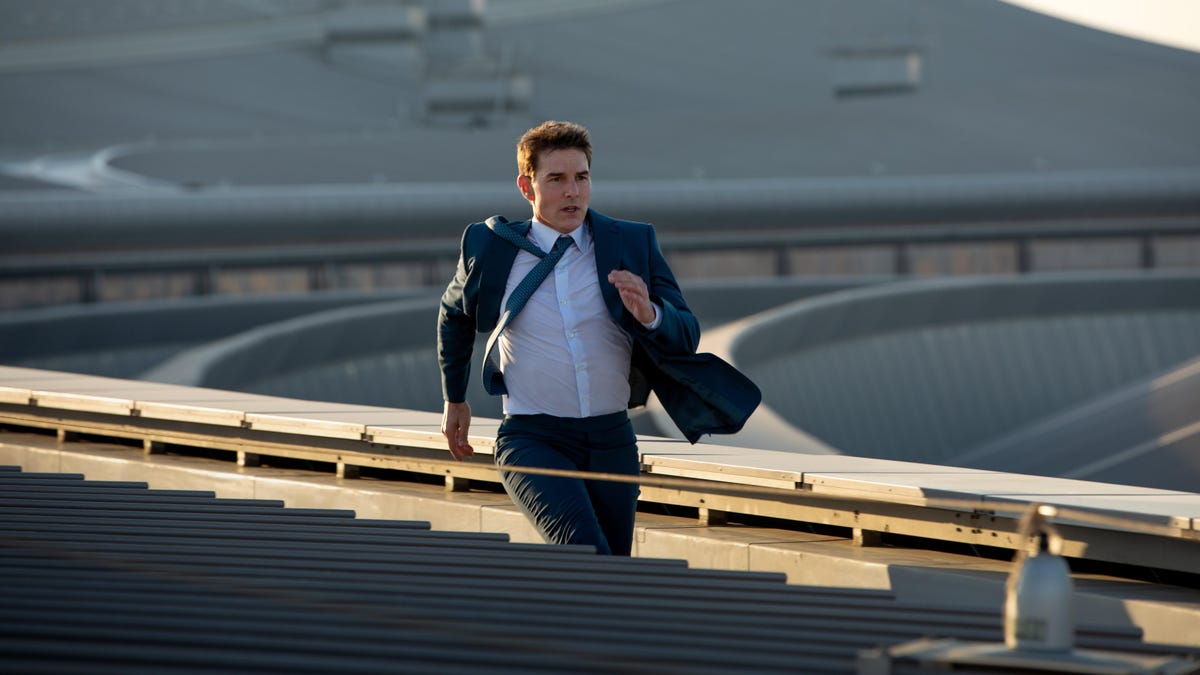 Παρακολουθήστε την ταινία Tom Cruise Sprint Through Every Mission: Impossible

