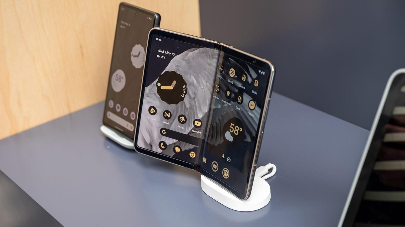 Τα πτυσσόμενα τηλέφωνα κάνουν τα κανονικά τηλέφωνα να φαίνονται βαρετά (και αυτό είναι εντάξει)
