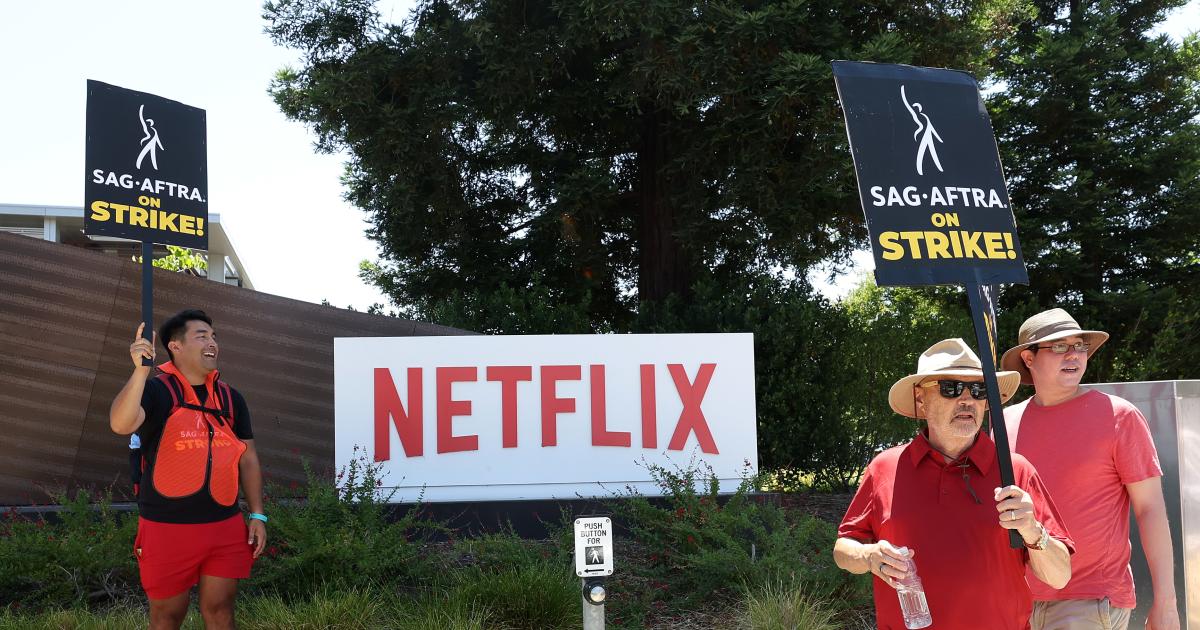 Το Netflix αναφέρει δουλειά 900.000 δολαρίων για τεχνητή νοημοσύνη καθώς ηθοποιοί και συγγραφείς συνεχίζουν να απεργούν
