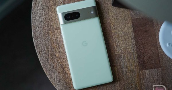 Το Pixel 7 εναντίον Pixel 7a Battle λαμβάνει εκπτώσεις για να σας βοηθήσει να πάρετε μια απόφαση
