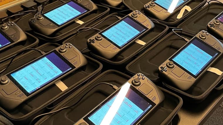 Multiple Steam Decks next to each other