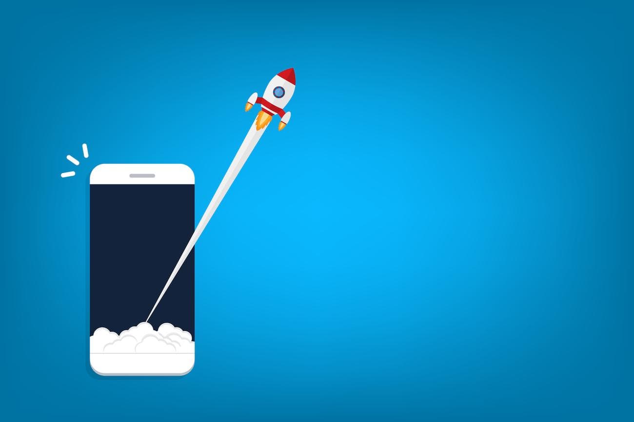 Εκκίνηση εφαρμογής.  Έννοια διανυσματικής εκκίνησης, εκτόξευση πυραύλων ή πυραυλοπλοίων με επίπεδη καρτούν, κινητό τηλέφωνο ή smartphone, ιδέα επιτυχημένης εκκίνησης επιχειρηματικού έργου, ενίσχυση της τεχνολογίας, καινοτομία.