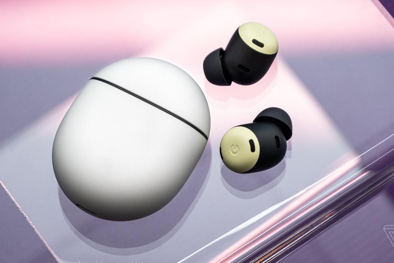 Μια φωτογραφία του Google Pixel Buds Pro σε μια καθαρή βάση με μωβ φόντο.