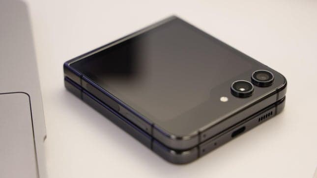 Το Samsung Galaxy Z Flip 4 σε τραπέζι