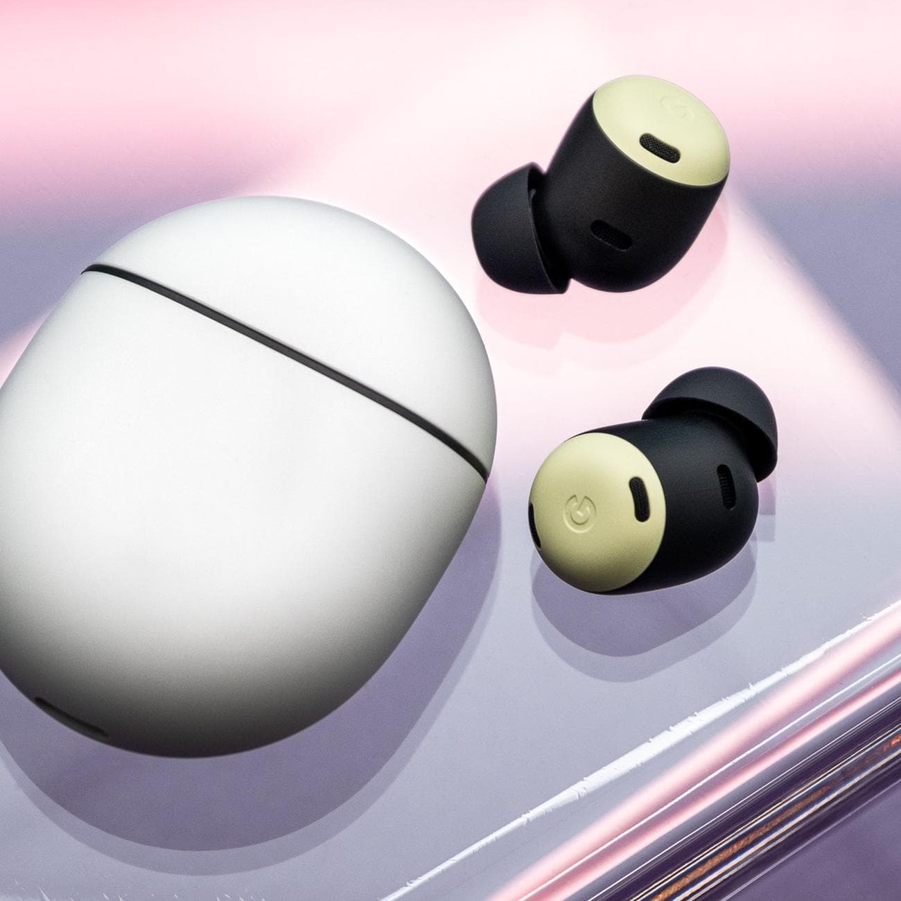 Μια φωτογραφία του Google Pixel Buds Pro σε μια καθαρή βάση με μωβ φόντο.