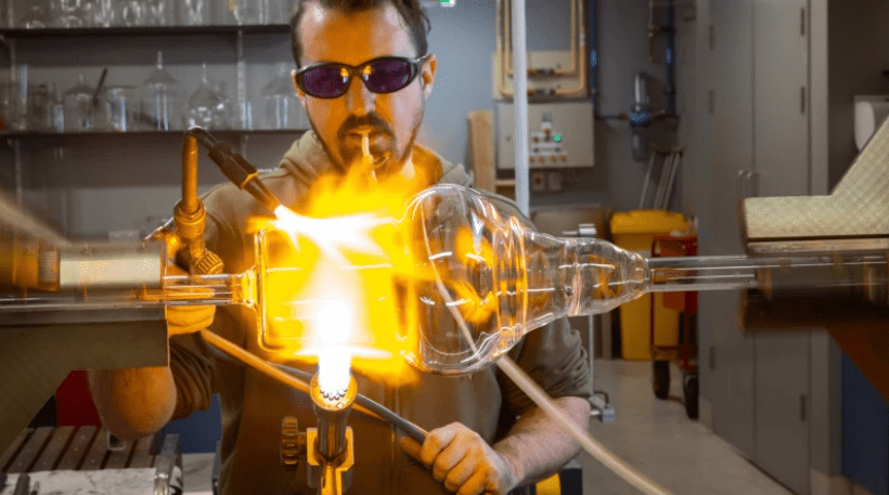 Eπιστήμονες δημιούργησαν γυαλί με δεκαπλάσια αντοχή και πιο οικολογικό