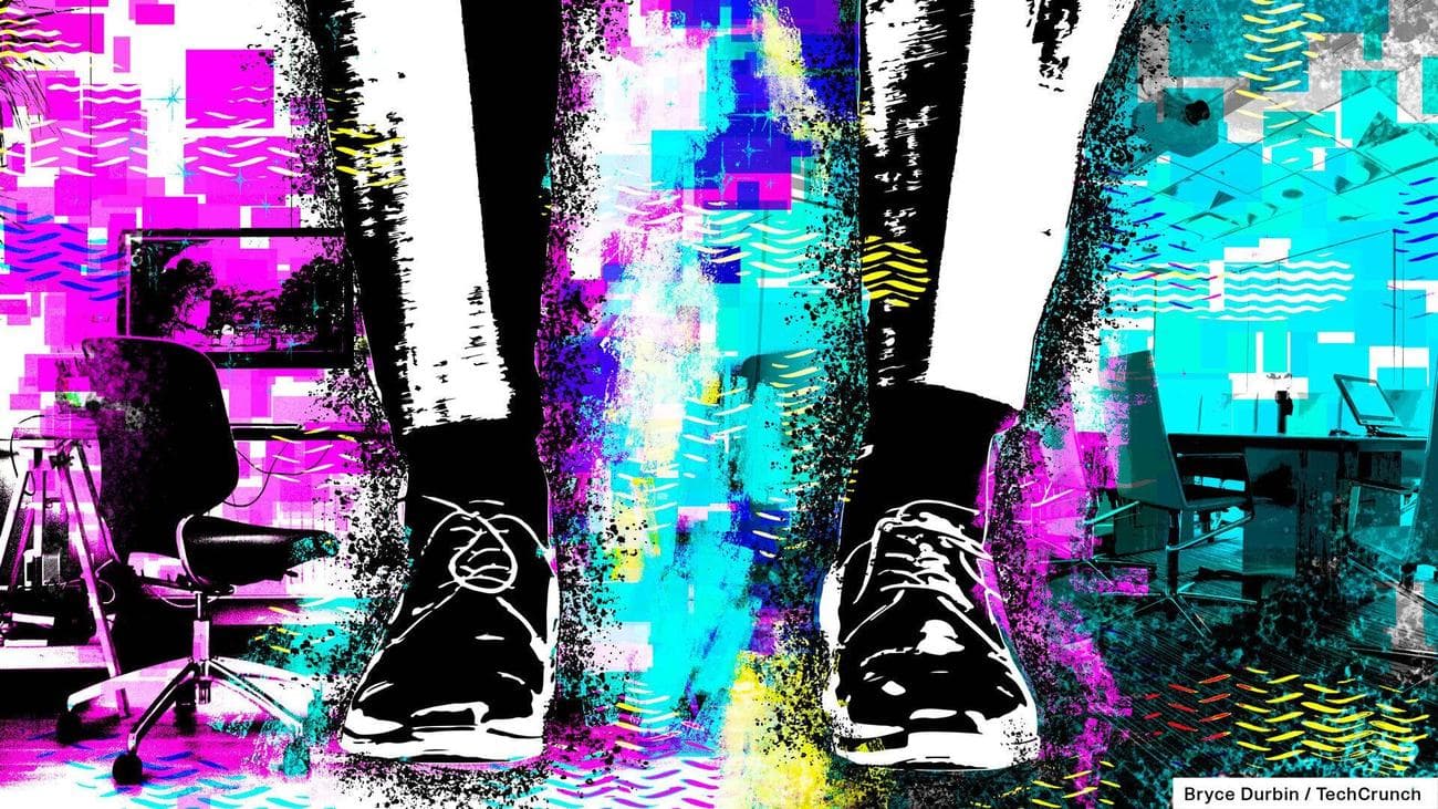 The Future of Work: Ένας υπάλληλος γραφείου που εργάζεται από το σπίτι φορώντας σορτς και ένα ζευγάρι αθλητικά παπούτσια.  Πίστωση εικόνας: Bryce Durbin / TechCrunch