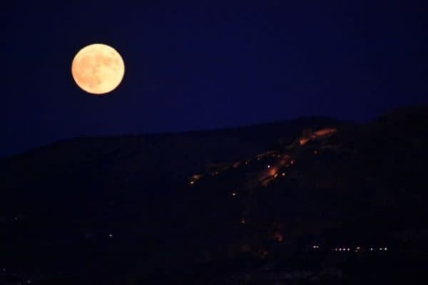 , Εντυπωσιακές εικόνες από την μπλε υπερπανσέληνο του Αυγούστου, TechWar.gr