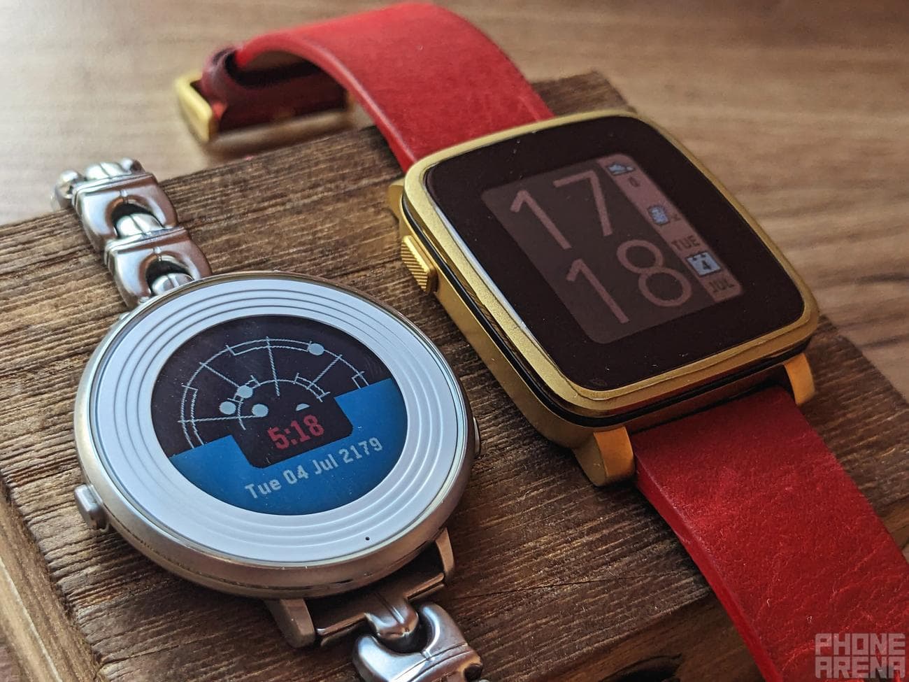 Ναι, αυτό είναι ένα ρολόι που βασίζεται στο ραντάρ από τους εξωγήινους.  Ναι, γυρίζει μαζί σου.  Ναι, είναι καταπληκτικό.  |  Πίστωση εικόνας - PhoneArena - Το Pebble συνέτριψε τον ανταγωνισμό, οπότε η νίκη της Samsung είναι το μόνο που χρειαζόταν για να γίνει ο βασιλιάς Smartwatch;