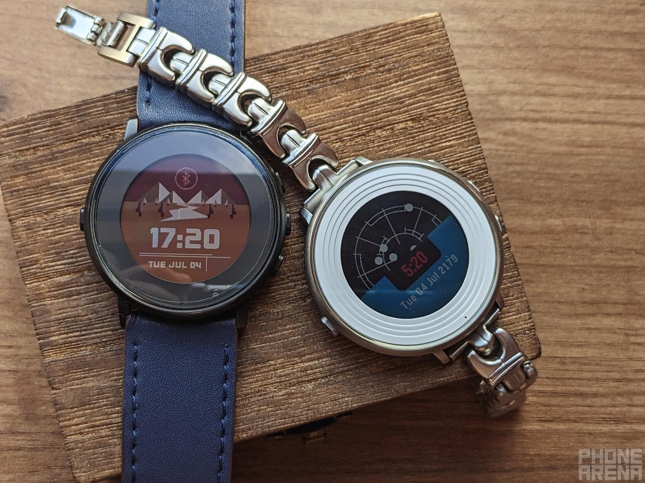 Το Pebble Time Round είναι ένα εξαιρετικό παράδειγμα του πώς οι μικρές αλλαγές μπορούν να φέρουν μια εντελώς νέα ατμόσφαιρα σε ένα σχέδιο.  |  Πίστωση εικόνας - PhoneArena - Η Samsung και η Google πρέπει να σταματήσουν να προσπαθούν να επανεφεύρουν το έξυπνο ρολόι, επειδή υπάρχει ήδη