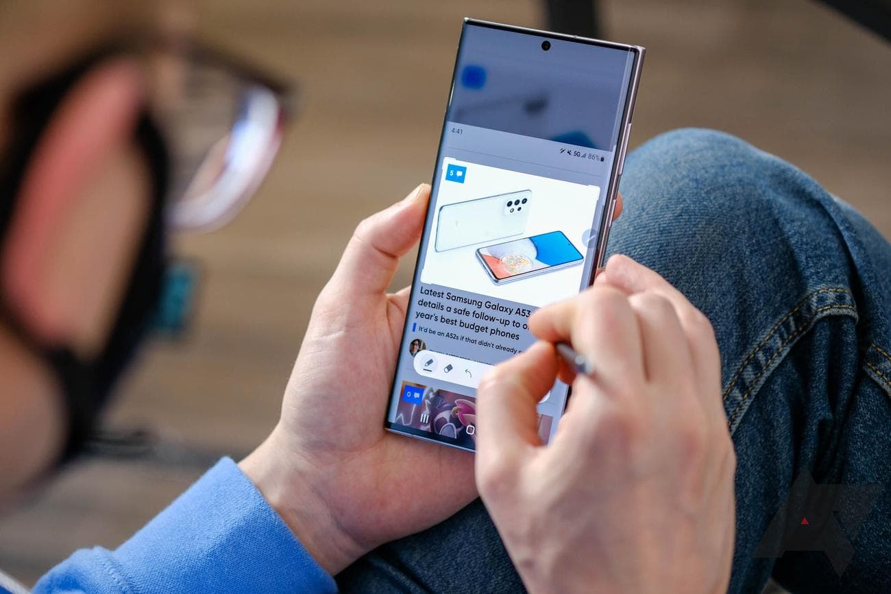 S22 Ultra over-the-shoulder stylus