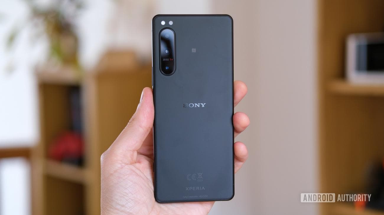 Sony Xperia 5 IV πίσω στο χέρι