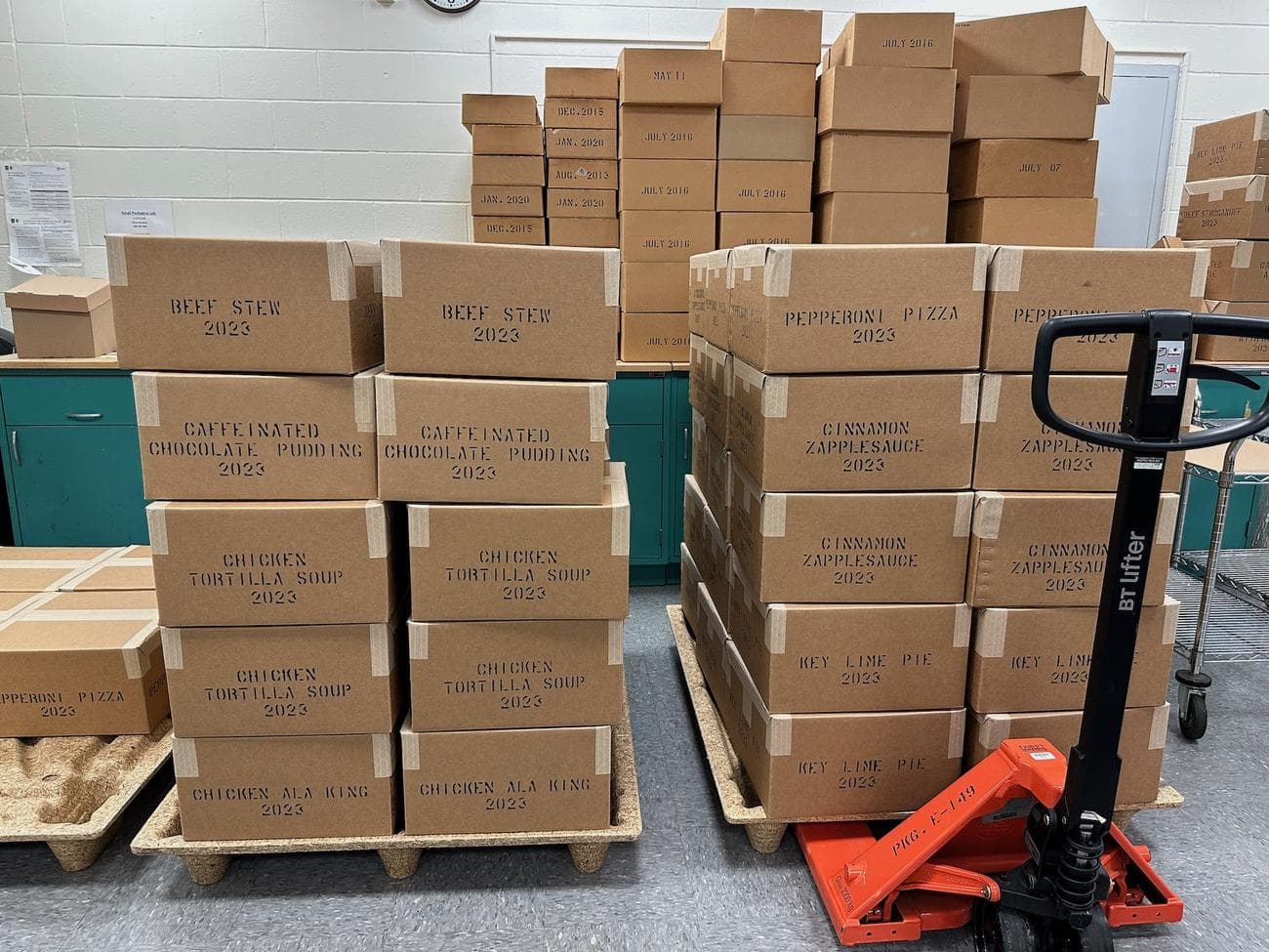 κουτιά με τροφή με σωλήνα