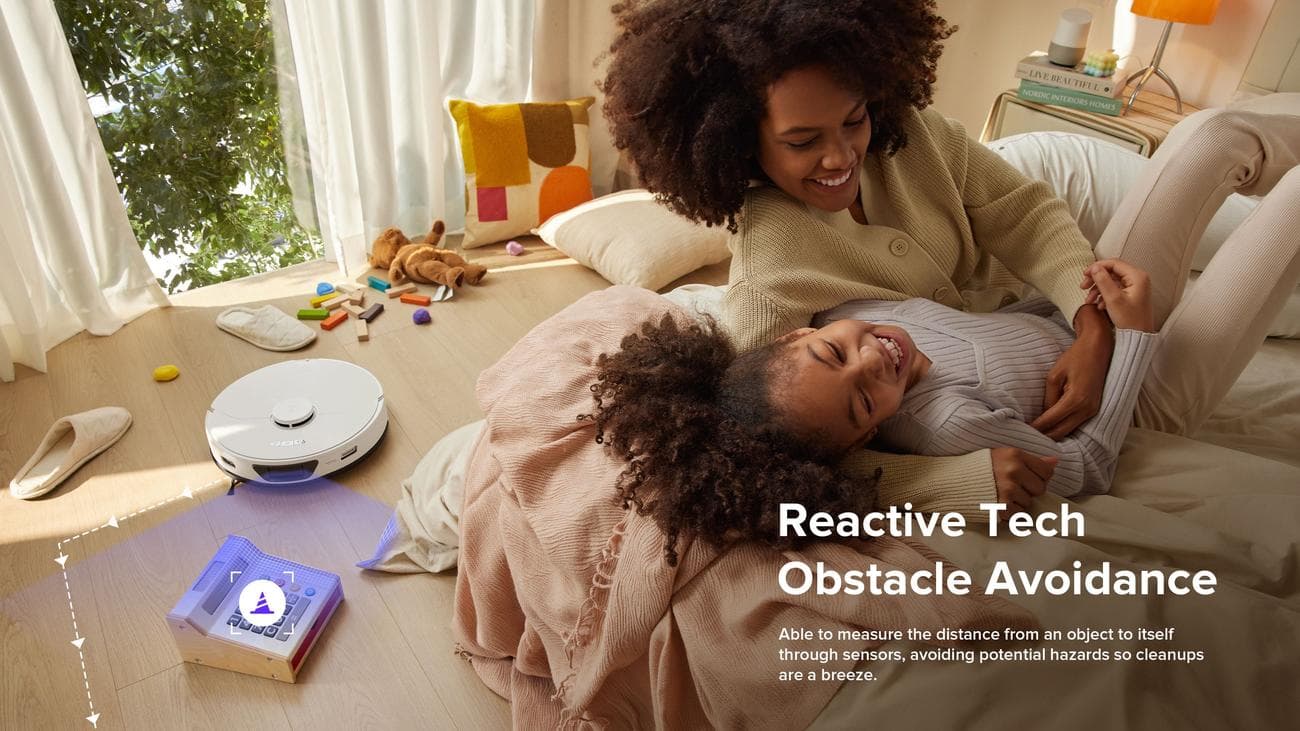 Μητέρα και παιδί στο δωμάτιο με το robovac