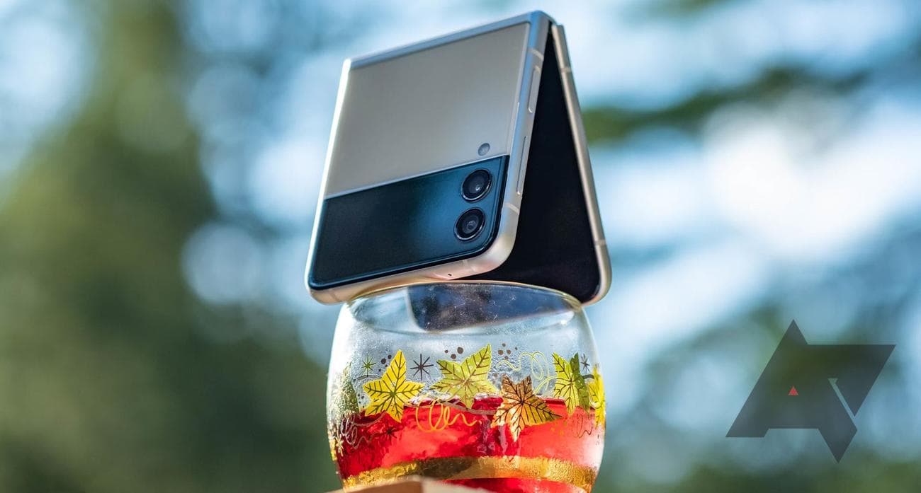 Galaxy Z Flip3 εξισορρόπηση σε ένα δροσερό ρόφημα