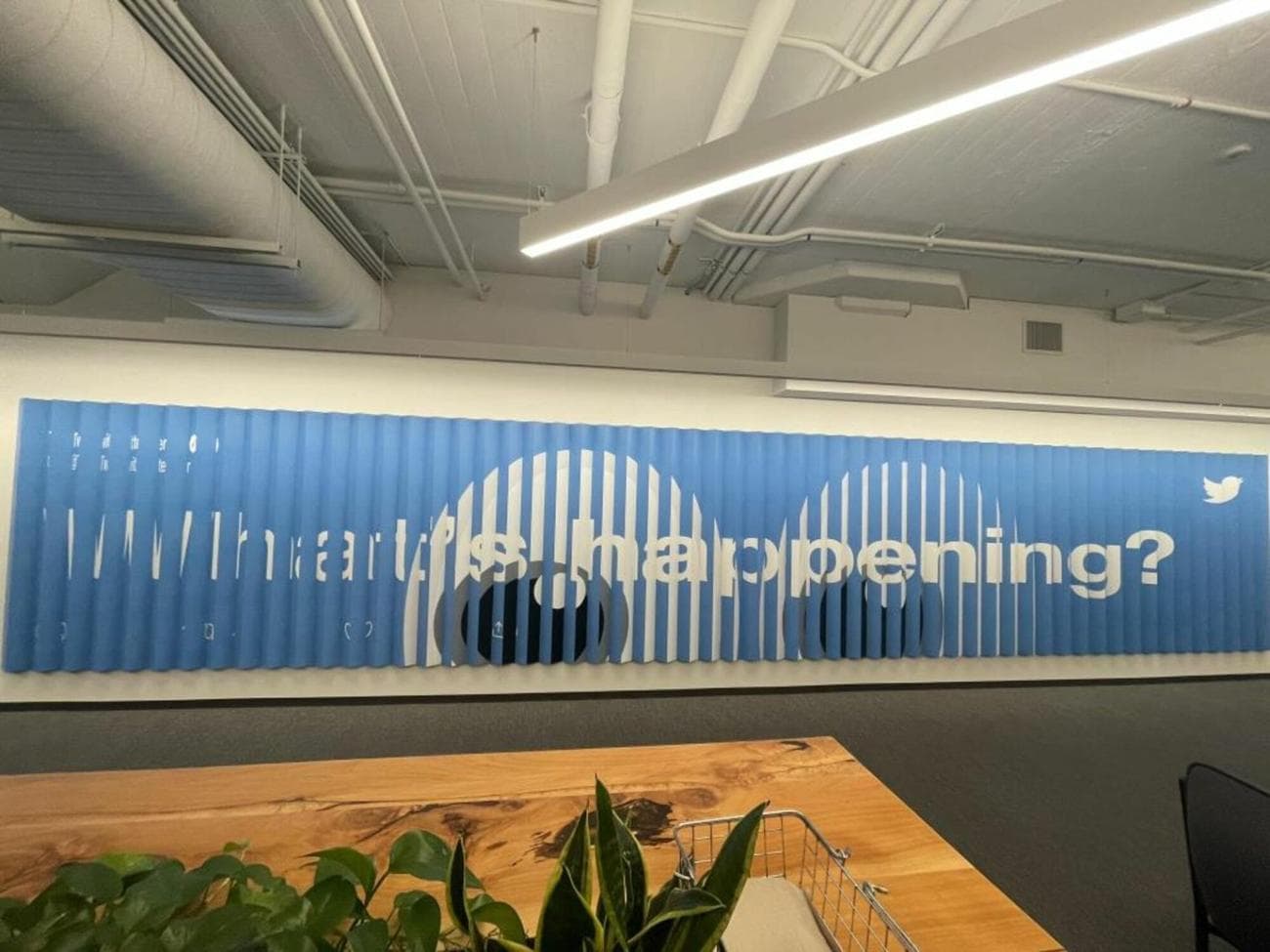 Η πινακίδα, φαίνεται από μπροστά, με επικάλυψη "Τι συμβαίνει?" emoji κειμένου και ματιών.