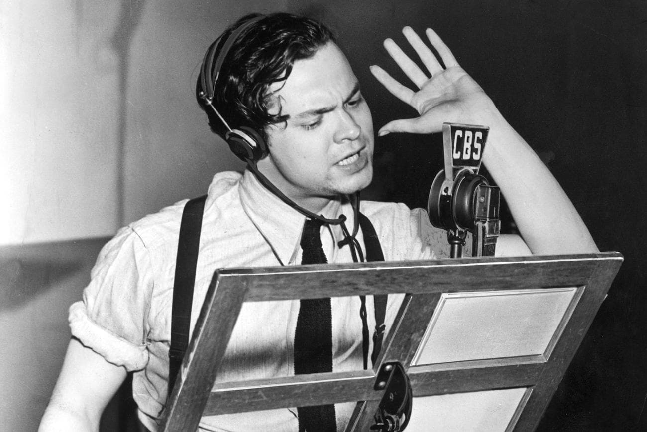 Orson Welles (1915 - 1985) speaks into a microphone during a broadcast of his CBS radio program, 'First Person Singular'. 