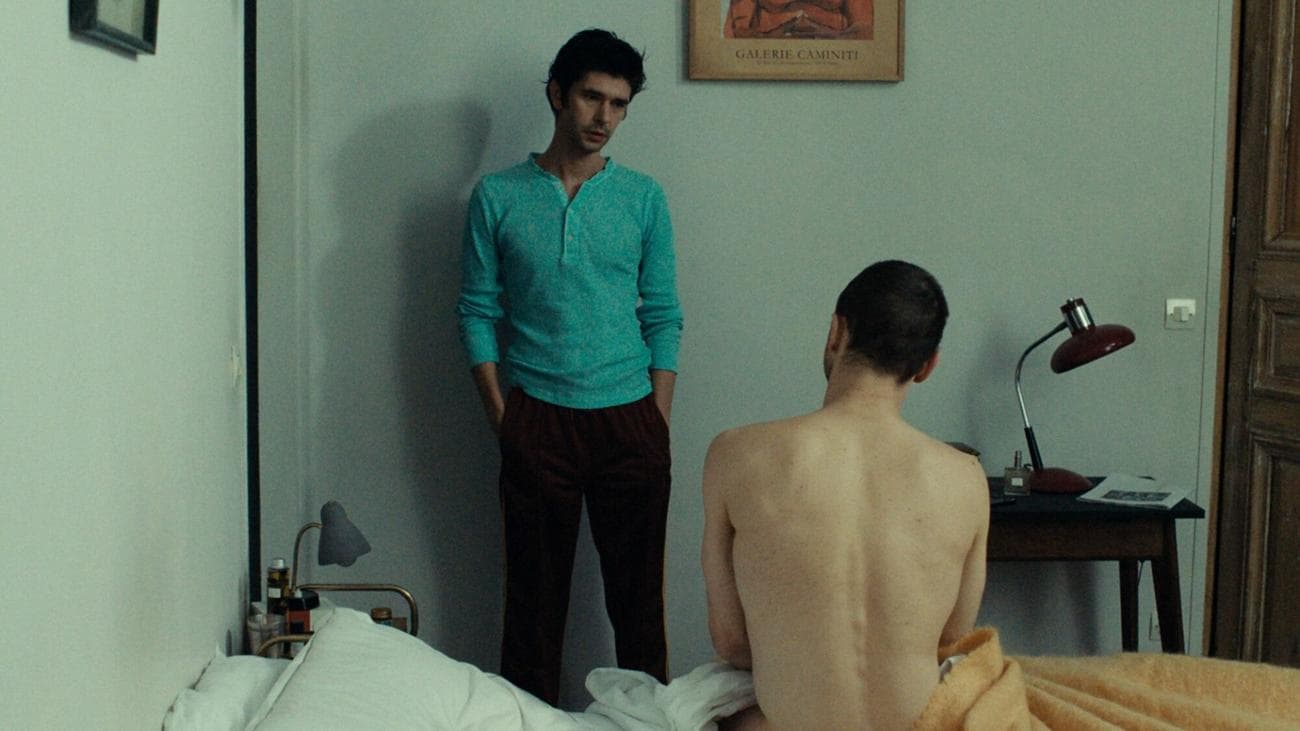 Ο Franz Rogowski και ο Ben Whishaw συζητούν σε ένα υπνοδωμάτιο 