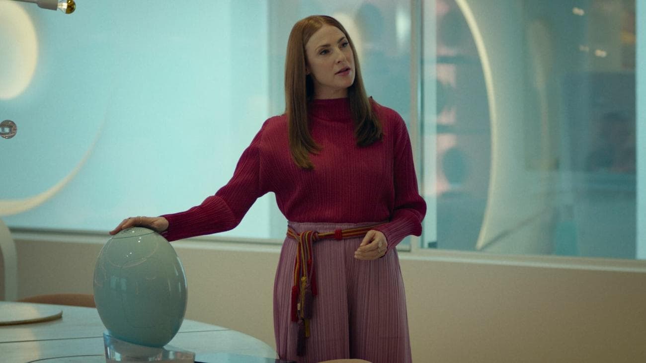 Η Rosalie Craig ως διευθύντρια του κέντρου της μήτρας "Pod Generation."