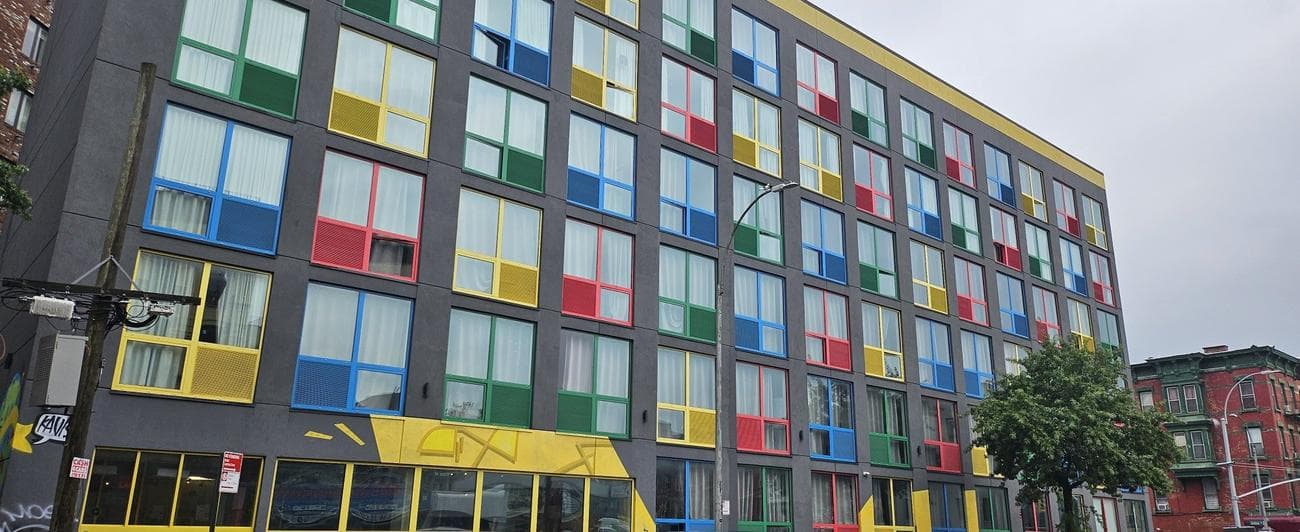 Z Flip 5 φωτογραφία 9:22 μιας πολύχρωμης πολυκατοικίας στο Μπρούκλιν