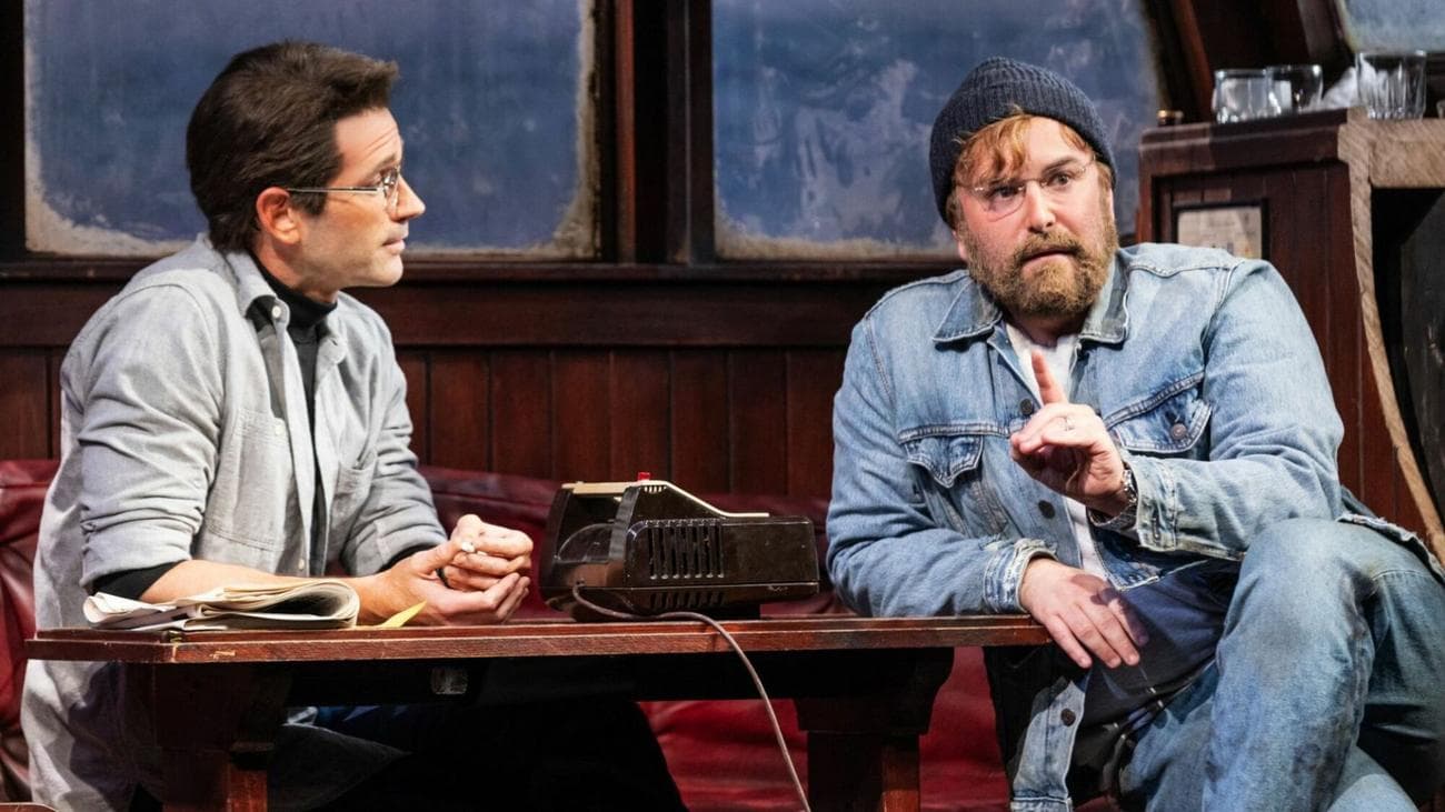 Ο Colin Donnell ως Roy Scheider και ο Alex Brightman ως Richard Dreyfuss "Ο καρχαρίας είναι σπασμένο."