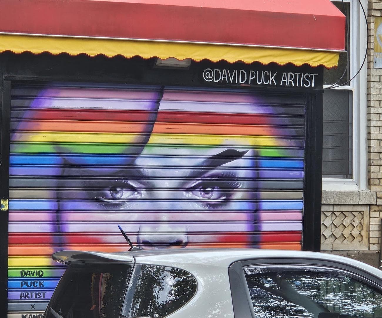 Η τέχνη του δρόμου Rainbow τραβήχτηκε σε αναλογία διαστάσεων 6:5